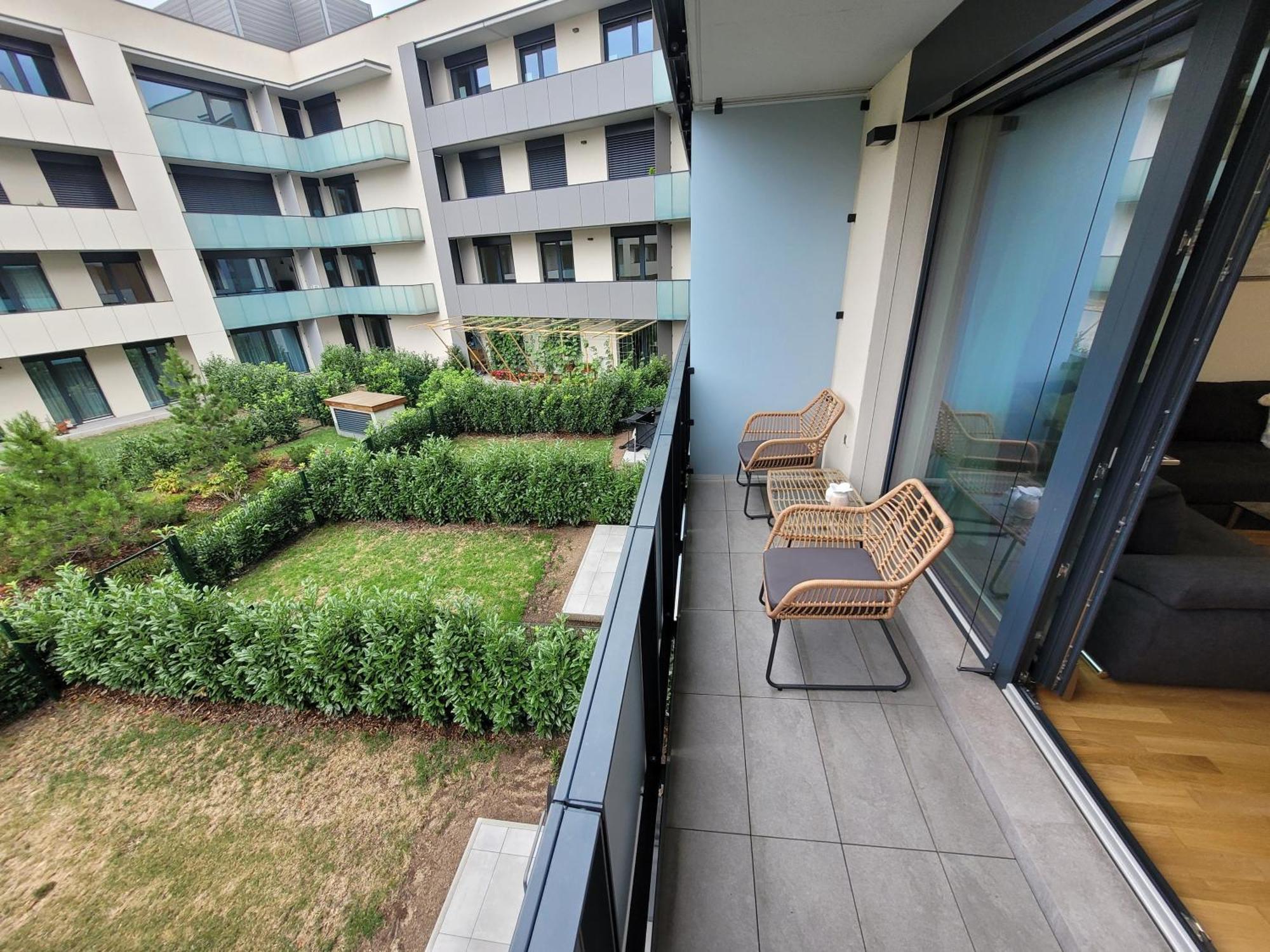 Newly Built Apartment With Balcony, Ac And Free Indoor Garage 프라하 외부 사진